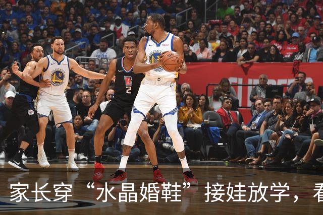 家长穿“水晶婚鞋”接娃放学，看清现实：学校也是先敬罗衣后敬人